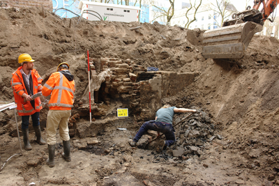847243 Afbeelding van het uitgraven van 'Put 1' op de binnenplaats van het voormalige Hoofdpostkantoor (Neude 11) te ...